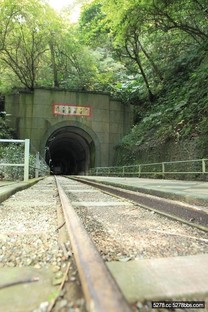 舊隧道探險 穿梭隧道迷人景觀