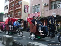 遊鹿港坐電動觀光三輪車最有趣　體驗古早員外、夫人出門逛街的樂趣