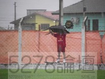 舉工地推車檔雨